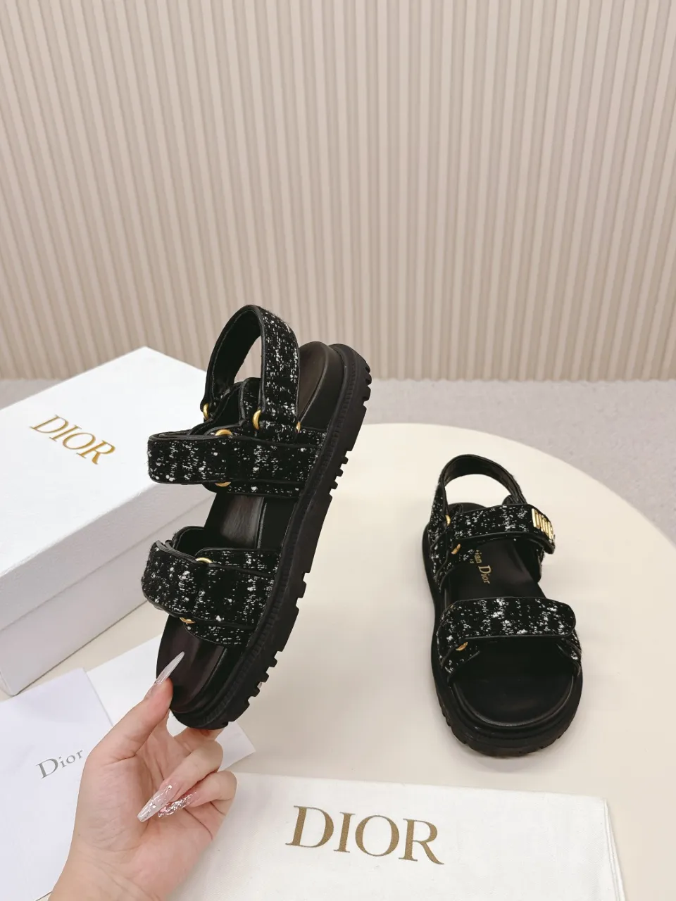👟👟Ex-factory price 480👟👟 DIOR classic sandals mixed sheepskin DiorAct sandals are fashionable. Paired with an insole that fits the shape of your foot, it's made of exceptionally lightweight and comfortable leather. The upper straps are fastened with Velcro and are decorated with a gold-finish metal "Dior" logo, which complements the style design. These sandals add a modern edge to any look. Fabric: Imported mixed sheepskin Lining: Imported sheepskin Outsole: Original TPU outsole Code number: 35-42 (41 42 customized, non-refundable)